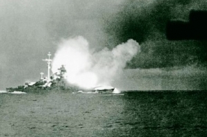 Německá bitevní loď Bismarck střílí na bitevní křižník Hood.