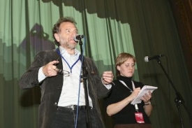 Eric Bergkraut na projekci svého filmu na festivalu Jeden svět.