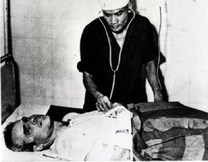 John McCain během svého zajetí v Severním Vietnamu.