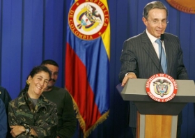 Ingrid Betancourtová a kolumbijský prezident Álvaro Uribe.