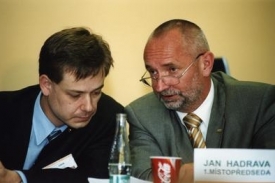 Bývalý předseda Unie Svobody Pavel Němec a první místopředseda Jan Hadrava na sjezdu strany v roce 2004