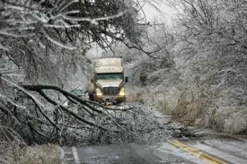 Spadlý strom blokuje silnici v západní části Oklahomy.