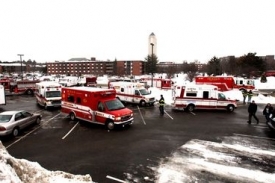 Vozy záchranné služby před univerzitou.
