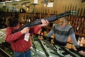 Divoký Západ? Muž si zkouší zbraň v obchodě (2007).