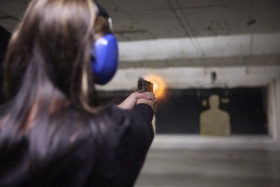 Američanka cvičí střelbu na střelnici.