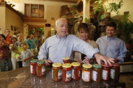 McCain si vybírá z nabídky omáček v jedné restauraci.