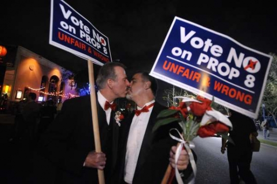 Gayové a lesby v Kalifornii protestují proti referendu o homosňatcích.
