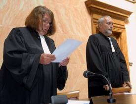 Soudkyně Eliška Wagnerová předčítá nález Ústavního soudu.