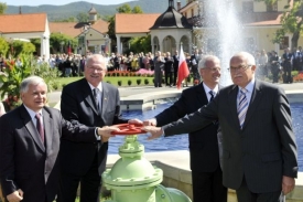 Prezidenti společně spustili v Piešťanech fontánu.