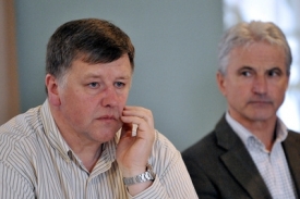 Místopředseda ČMFS Jaroslav Vacek (vlevo) a šéf soutěžního úseku Ivo Lubas.