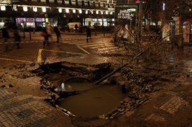 Prasklé potrubí způsobilo propadnutí chodníku na Václavském náměstí.