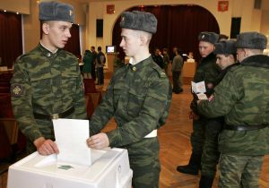 Ruští vojáci volí v Moskvě