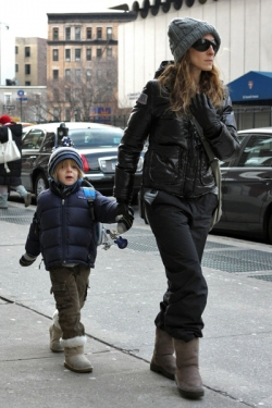 Sarah Jessica Parkerová se synkem obouvají v zimě válenky.