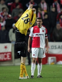 Martin Vaniak předává po obdržené červené kartě dres Brabcovi.