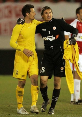 Protagonisté zápasu gólman Slavie Vaniak (vpravo) a Tottenhamu Černý.
