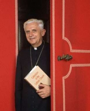 Nový pán, nové pořádky. Papež Benedikt XVI. - zatím bez píchačky.