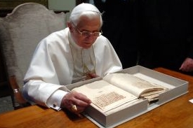Benedikt XVI. ve vatikánské knihovně (2007).