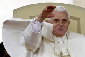 Papež Benedikt XVI zdraví poutníky