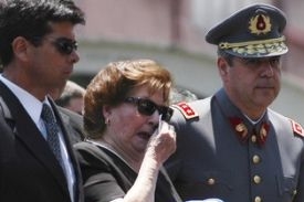 Vdova po Augustu Pinochetovi Lucia Hiriart na jeho pohřbu