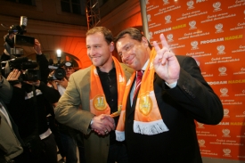 Jiří Paroubek pózuje s tváří předvolební kampaně Jiřím Šlégrem.