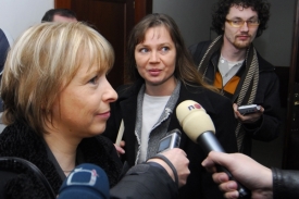 Kamila Velikovská hovoří s novináři v doprovodu své obhájkyně.