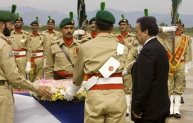 Pákistánský ministr vnitra se loučí s českou obětí pumového útoku.