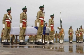 Pákistánská armáda se loučí s českou obětí pumového útoku.