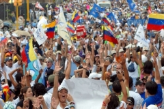 Venezuelští příznivci televize RCTV demonstrují za její zachování.