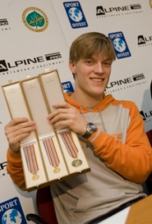 Tomáš Verner pózuje s medailemi.