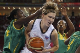 Basketbalistka Jana Veselá proniká obranou Mali.