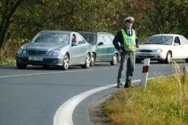 Policisté již při dopravních nehodách reflexní vesty běžně nosí.
