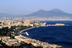 Město Neapol by bylo výbuchem Vesuvu bezprostředně ohroženo.