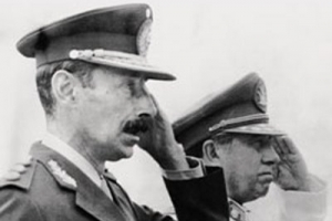 Luciano Benjamín Menéndez (vlevo) z doby vlády junty.