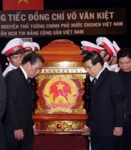 Šéf vietnamských komunistů Nong Duc Manh a prezident Nguyen Minh Triet