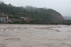 Stoupající voda v Červené řece v provincii Lao Cai na severu Vietnamu.