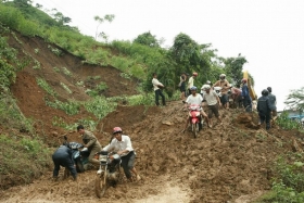 Záplavy ve Vietnamu vystřídaly ničivé sesuvy půdy.