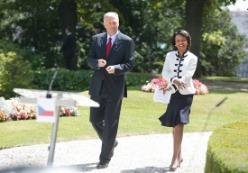 Premiér Topolánek na setkání s Condoleezzou Riceovou v Kramářově vile.
