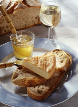 Ideálním doplňkem k vínu jsou kvalitní sýry.