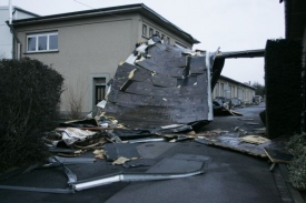 Silný vítr v Německu strhával střechy.