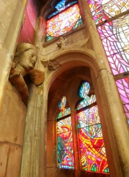 vitráže v Chrámu sv. Víta