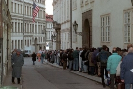 Fronty žadatelů před americkým velvyslanectvím v Praze čekají na udělení víza na cestu do USA.