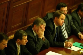 Žádný z ministrů Topolánkova kabinetu zákon zatím nesepsal.