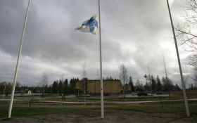 Finská vlajka na půl žerdi před školou, kde došlo k masakru