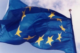 Na úřadu vlády je vlajka evropského společenství neustále.