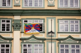 Tibetská vlajka v oknech poslaneckého klubu zelených.