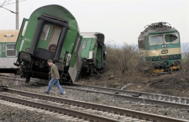 Srážka vlaku a auta na Mělnicku z loňského března.
