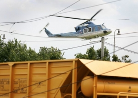 Vzdušný prostor nad místem nehody obsadily komerční vrtulníky.