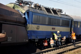 Nákladní vlaky se srazily na trase Praha - Olomouc.