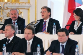 Předseda sněmovny Miloslav Vlček (nahoře uprostřed).