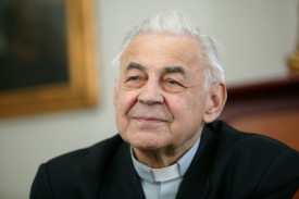 Kardinál Miloslav Vlk byl kvůli vyčerpání hospitalizován v nemocnici.